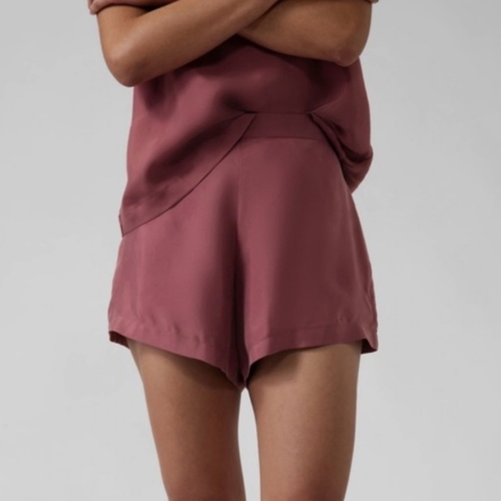 Athleta women’s tawny rose colored calm cool elastic waist shorts size SMALL